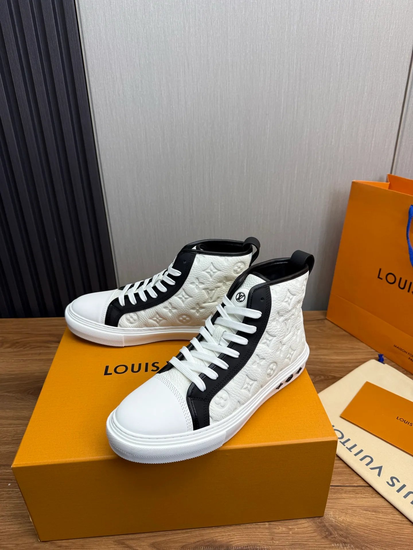 Men's shoes 💰840💰 LOUIS VUITTON [Luden Yiwei] The new trendy Lv is on the market 🎁, casual and fashionable men's shoes 👟 1:1 shipment ⬆️The upper is made of imported cowhide + cowhide mesh lining, the original wear-resistant rubber outsole, the version is simple and elegant, exclusive for trendy men. 38-45 (38.45 is non-refundable if made to order)